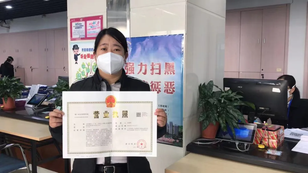 全区首个!容桂发出连锁餐饮“守信即批”食品经营许可证