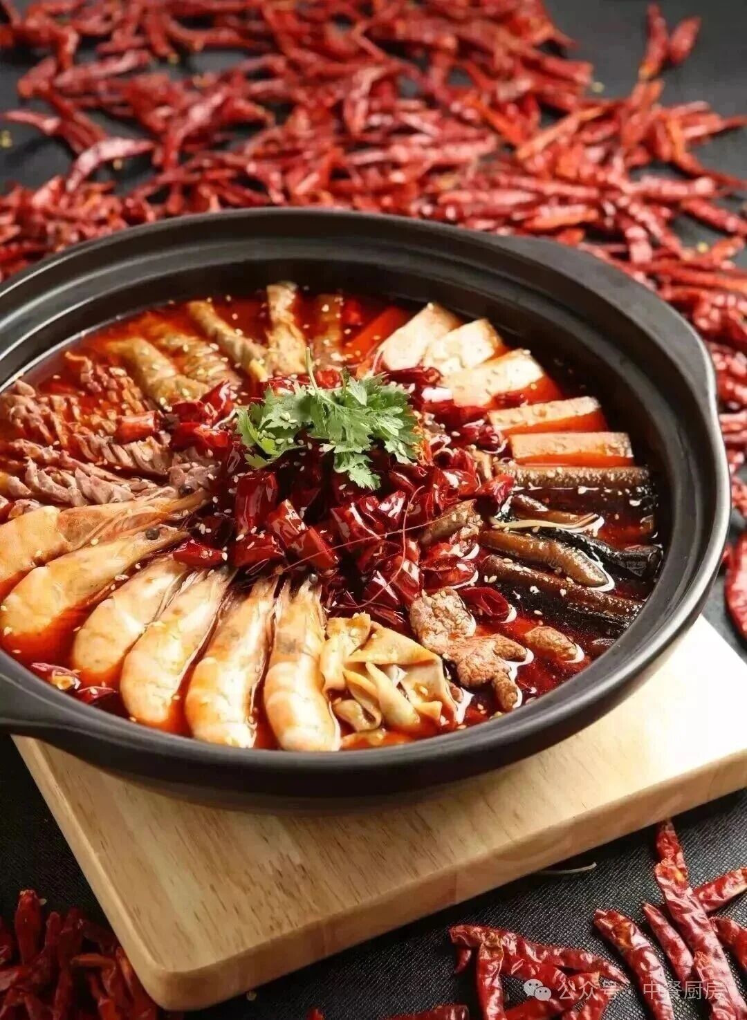 当餐酒楼旺销菜， 油香扑鼻