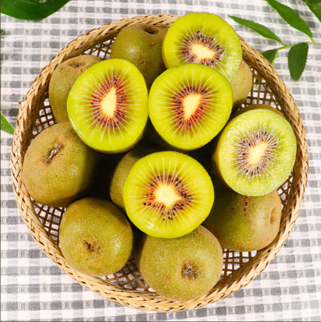 猕猴桃（学名：Actinidia chinensis Planch.），又名奇异果，原产于中国，是当今水果界公认的"超级水果"和"营养宝库"。
