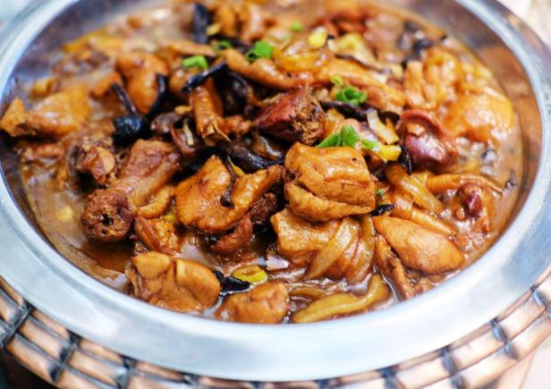 铁锅山鸡炖蘑菇等9款铁锅菜品