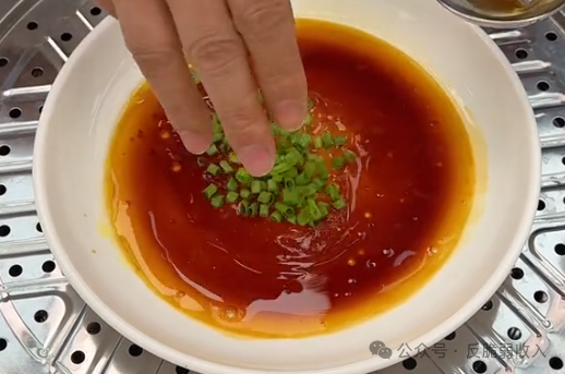 美食推荐：酱油蒸蛋详细制作方法 最近很火的酱油蒸蛋，没想到这么好吃，做法也特别简单，我们也试试