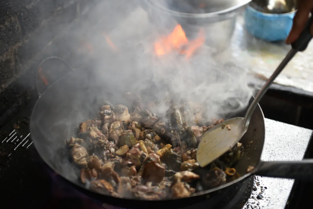当餐调味料有趣又美味!藏在腾冲滇滩里的香果“臭油”