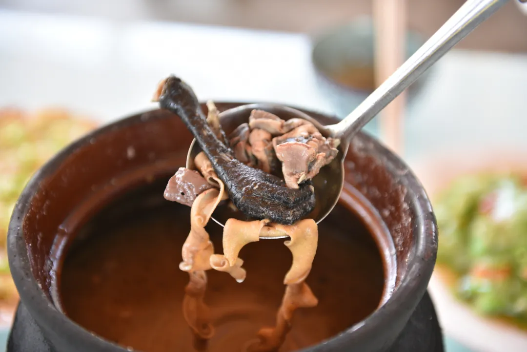 当餐调味料有趣又美味!藏在腾冲滇滩里的香果“臭油”