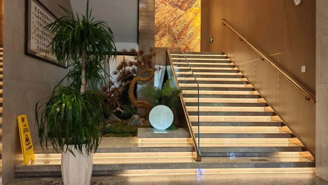 天津美食探店燕兰楼品尝招牌特色烤羊腿