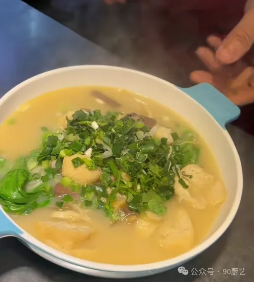 70后大叔失业后夜市摆摊卖粉丝汤，一晚卖出200碗