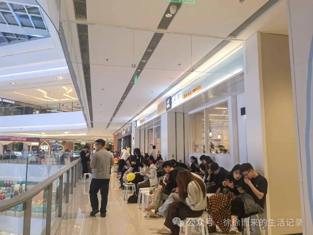 都说经济下行，为何商场的餐饮如此火爆?