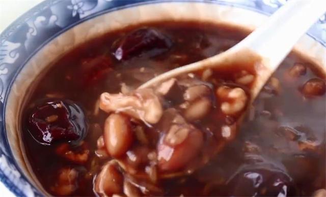 八宝粥慢炖秘诀，食材丰富香甜软糯