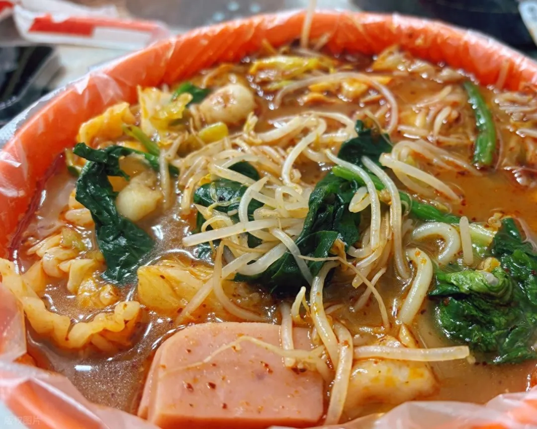 从街边摊到“餐饮刺客”:月薪过万吃不起的麻辣烫!