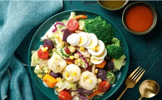 2025餐饮行业现状:连锁化率突破25%,健康赛道成为增长引擎