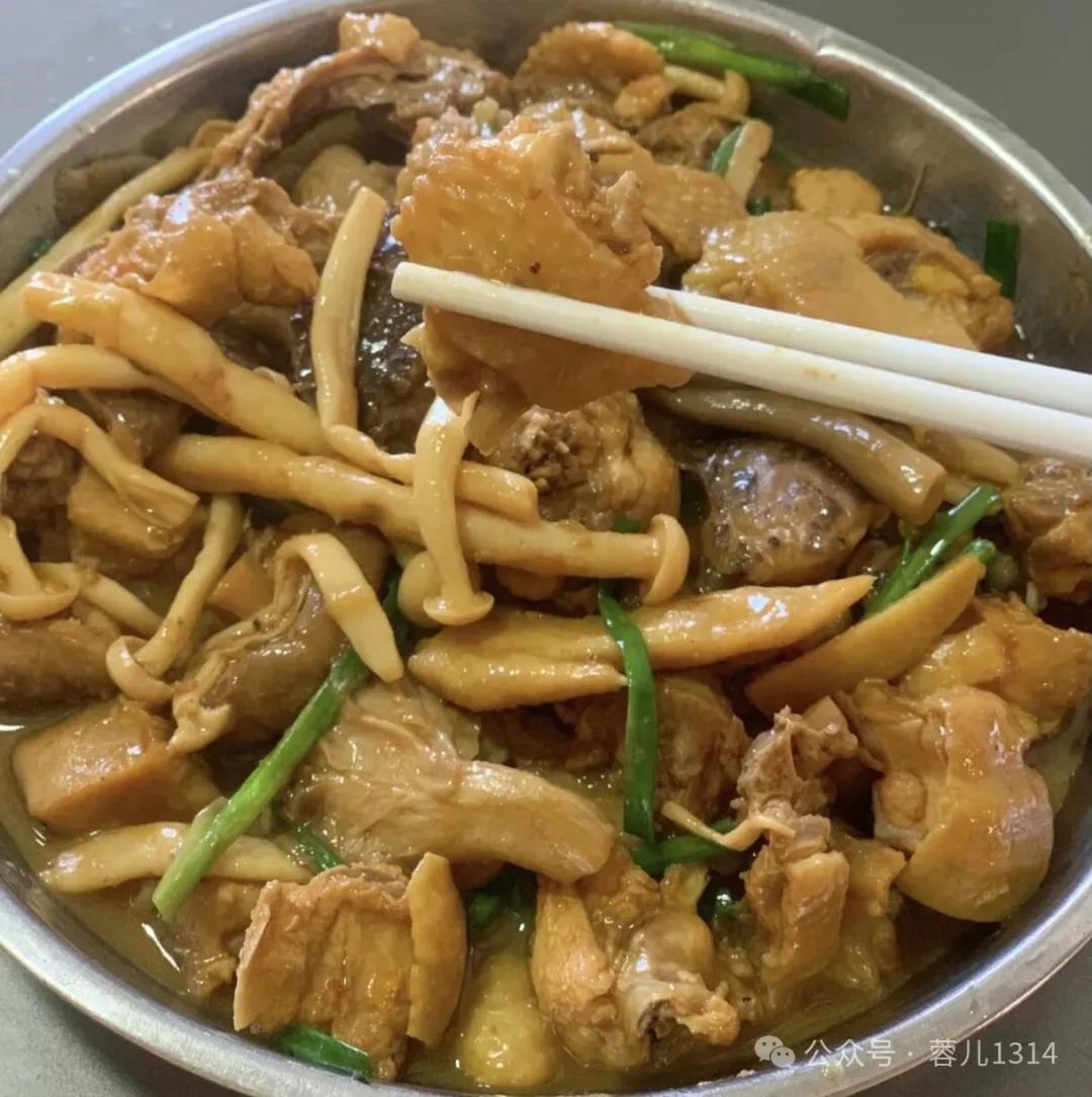 菌菇焖鸡一口裹满鲜汁的秋冬暖锅,把山珍和肉香焖进时光里