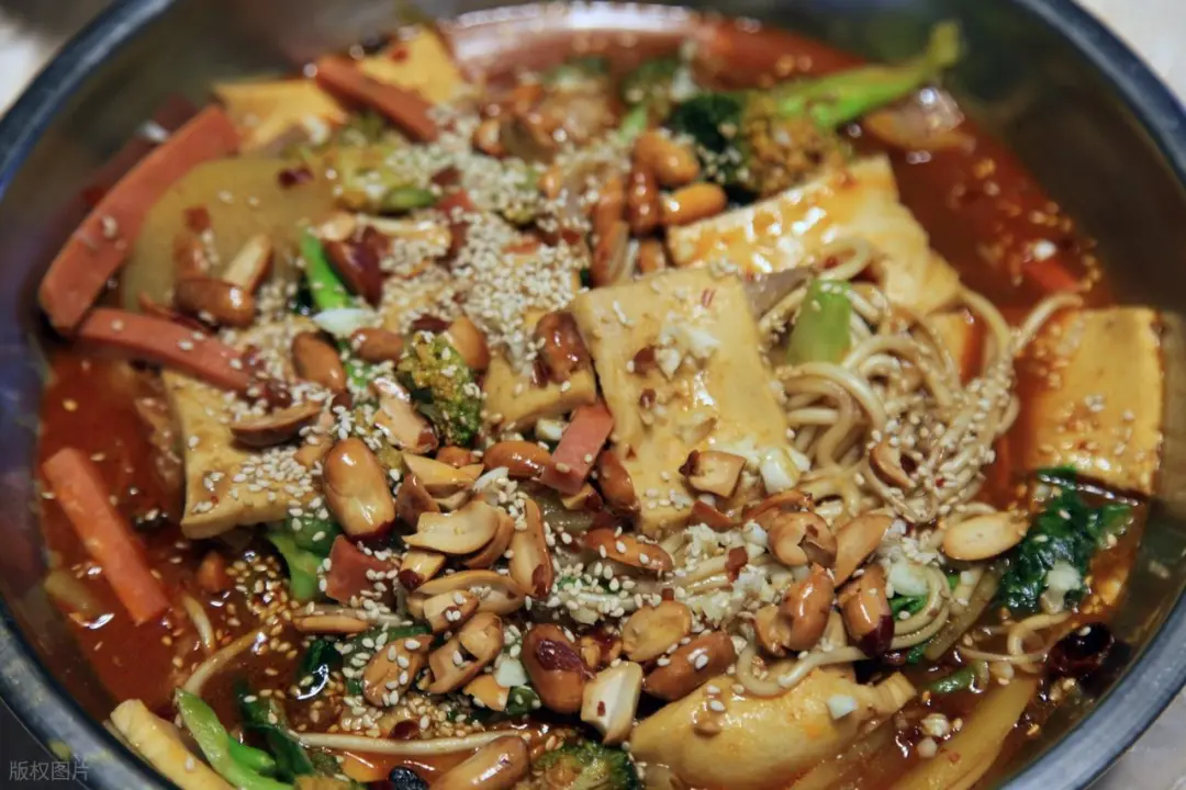 从街边摊到“餐饮刺客”:月薪过万吃不起的麻辣烫!