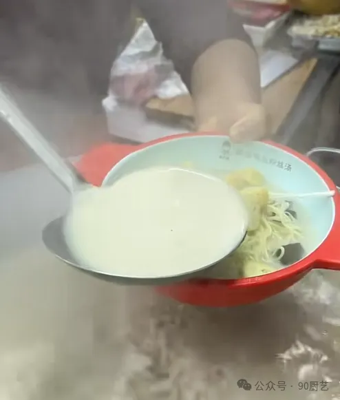 70后大叔失业后夜市摆摊卖粉丝汤,一晚卖出200碗