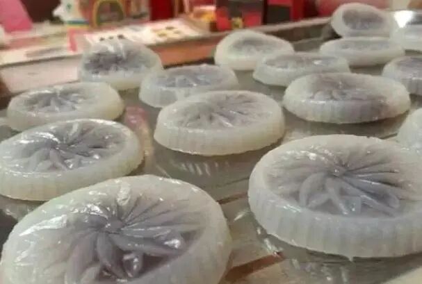 在陕西,有一种美食叫“水晶饼”,如水晶般一样的精致,柔软香甜