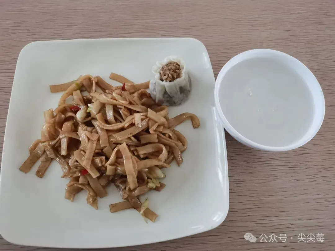 工作餐虽不是那么美味，但它热乎还免费！
