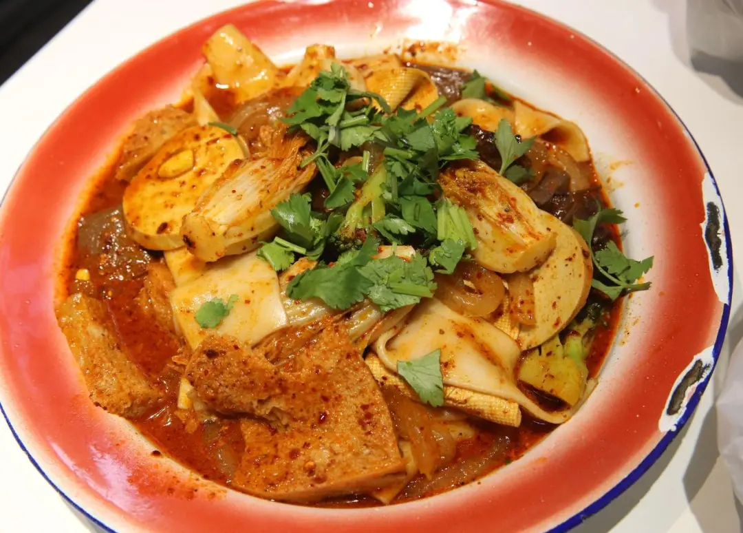 从街边摊到“餐饮刺客”:月薪过万吃不起的麻辣烫!