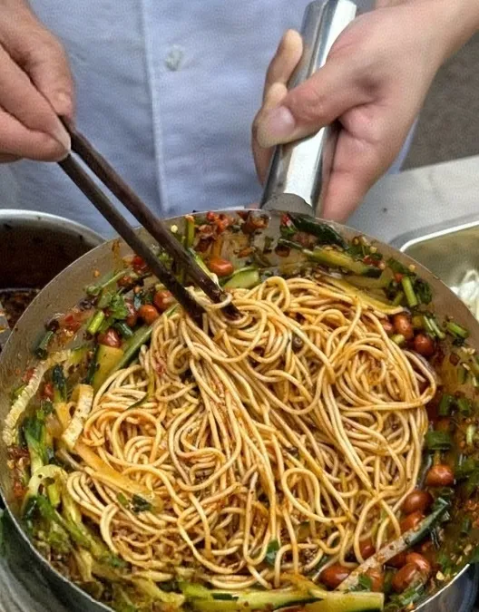 90后小夫妻摆摊卖烧烤，月收入2万多，川味凉面也不错