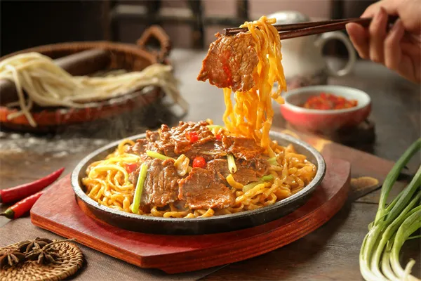 2025餐饮加盟风口：兰州牛肉面凭“双线盈利”领跑市场