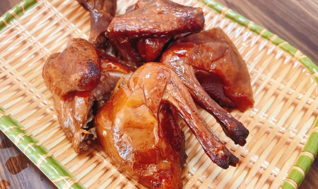 西乡塘好嘢当餐美味探秘：双定镇特色美食顶哈红烧乳鸽