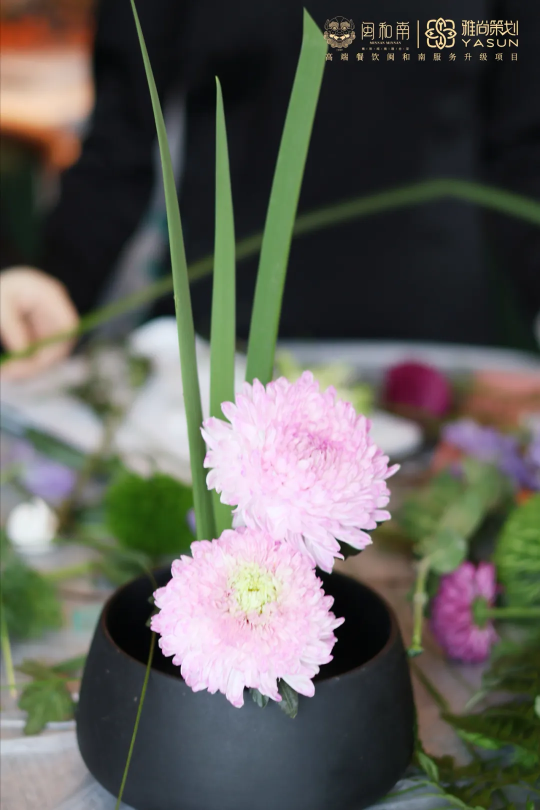 餐饮服务中的插花艺术让餐桌成为视觉与味觉的双重盛宴