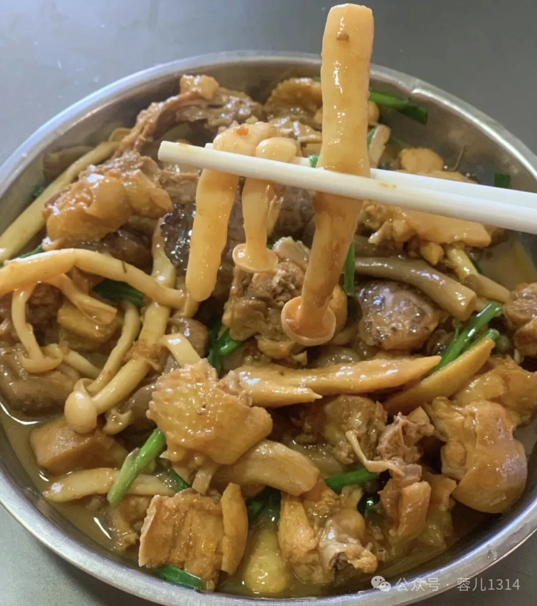 菌菇焖鸡一口裹满鲜汁的秋冬暖锅，把山珍和肉香焖进时光里