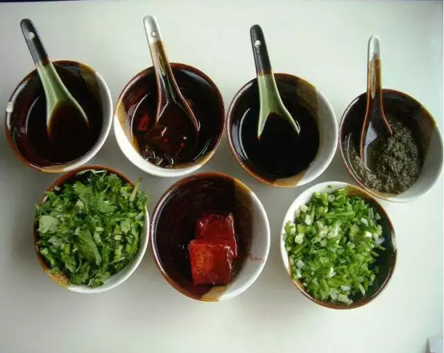 糖醋汁、鱼香汁、宫爆汁、海鲜汁、 麻辣味汁、 蒜泥味汁 、 椒麻味汁 蒜蓉辣酱的制作