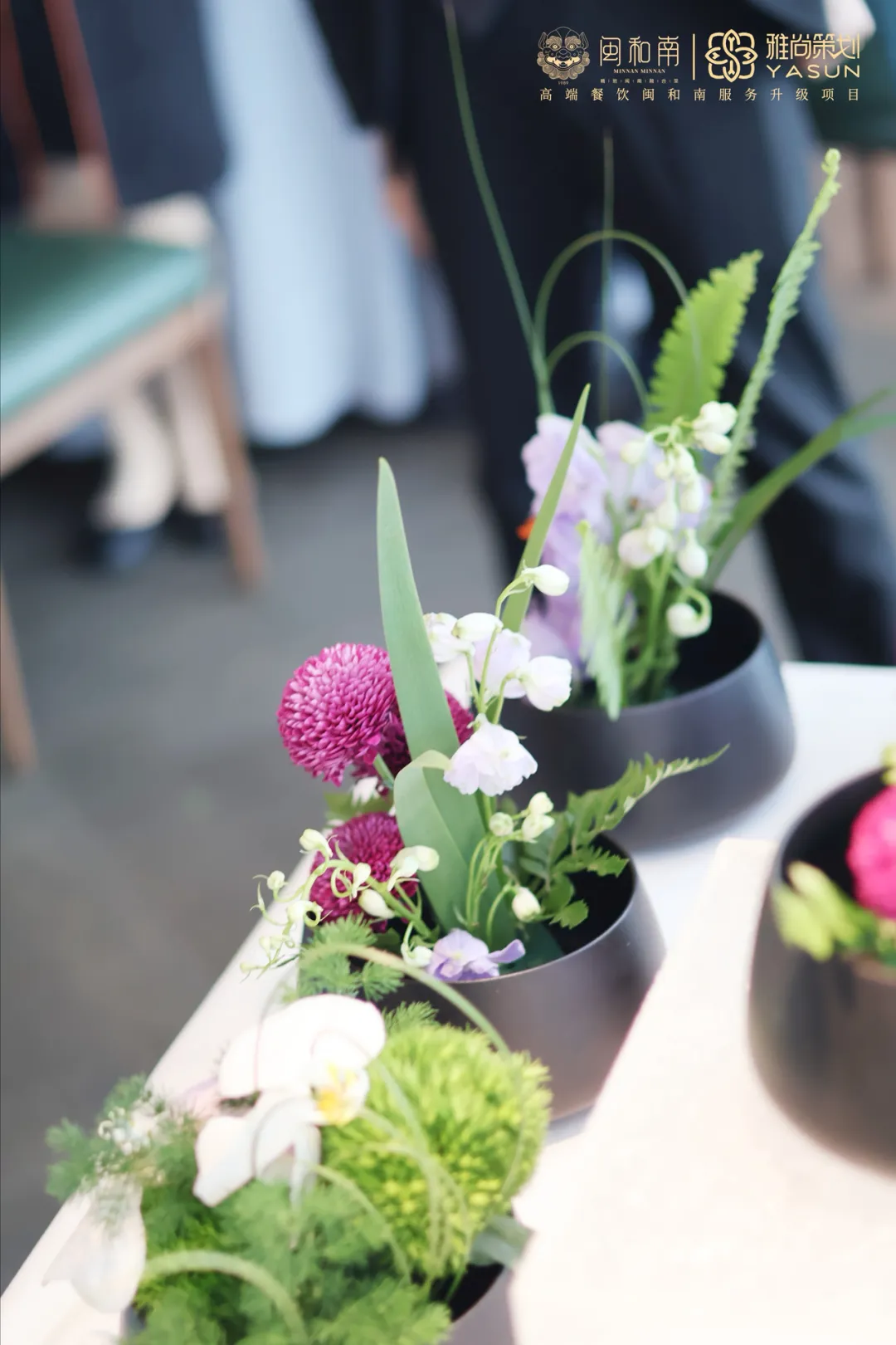 餐饮服务中的插花艺术让餐桌成为视觉与味觉的双重盛宴