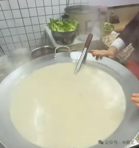 70后大叔失业后夜市摆摊卖粉丝汤,一晚卖出200碗