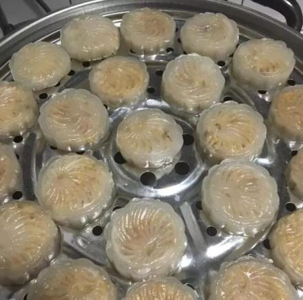 在陕西,有一种美食叫“水晶饼”,如水晶般一样的精致,柔软香甜