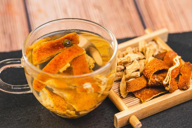 从“多喝热水”到“喝对的水”参透一杯中式饮品里的养生智慧