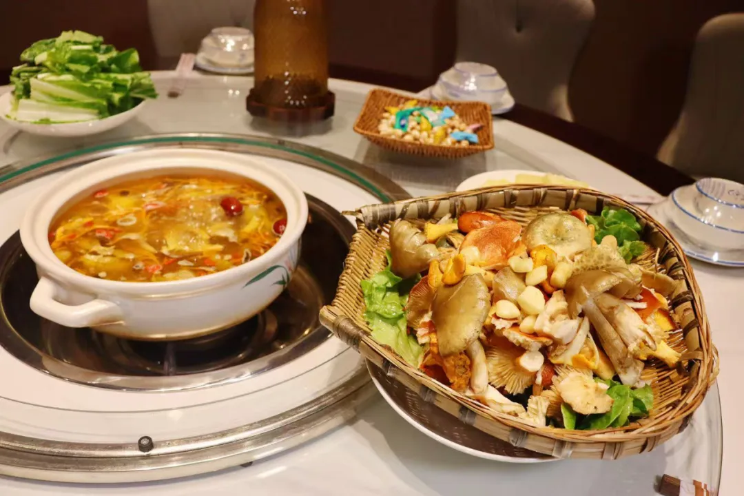 云南曲靖山珍鲜鸡火锅，原汁原味加配菜好吃极了，周末小聚享实惠！