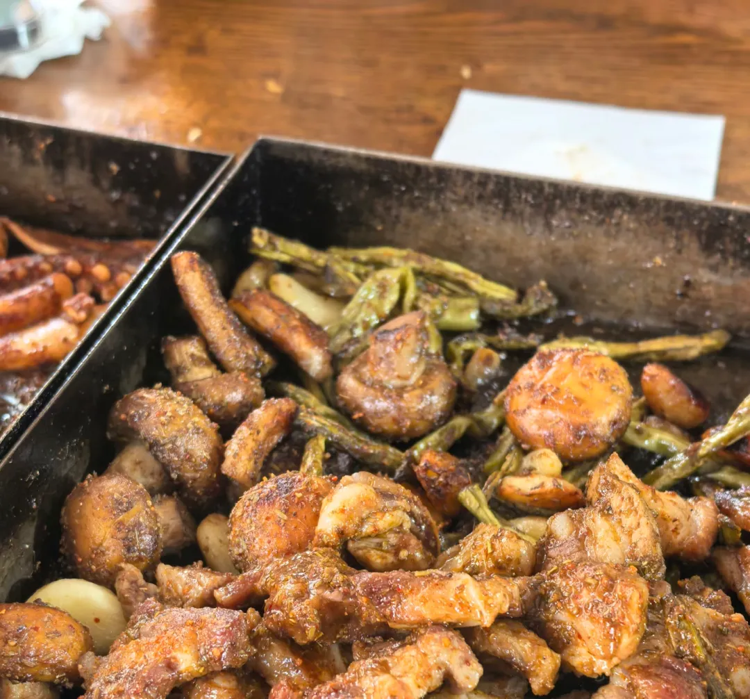 青岛这道自带食材的 “铁板烧”戳子肉为何吸引游客