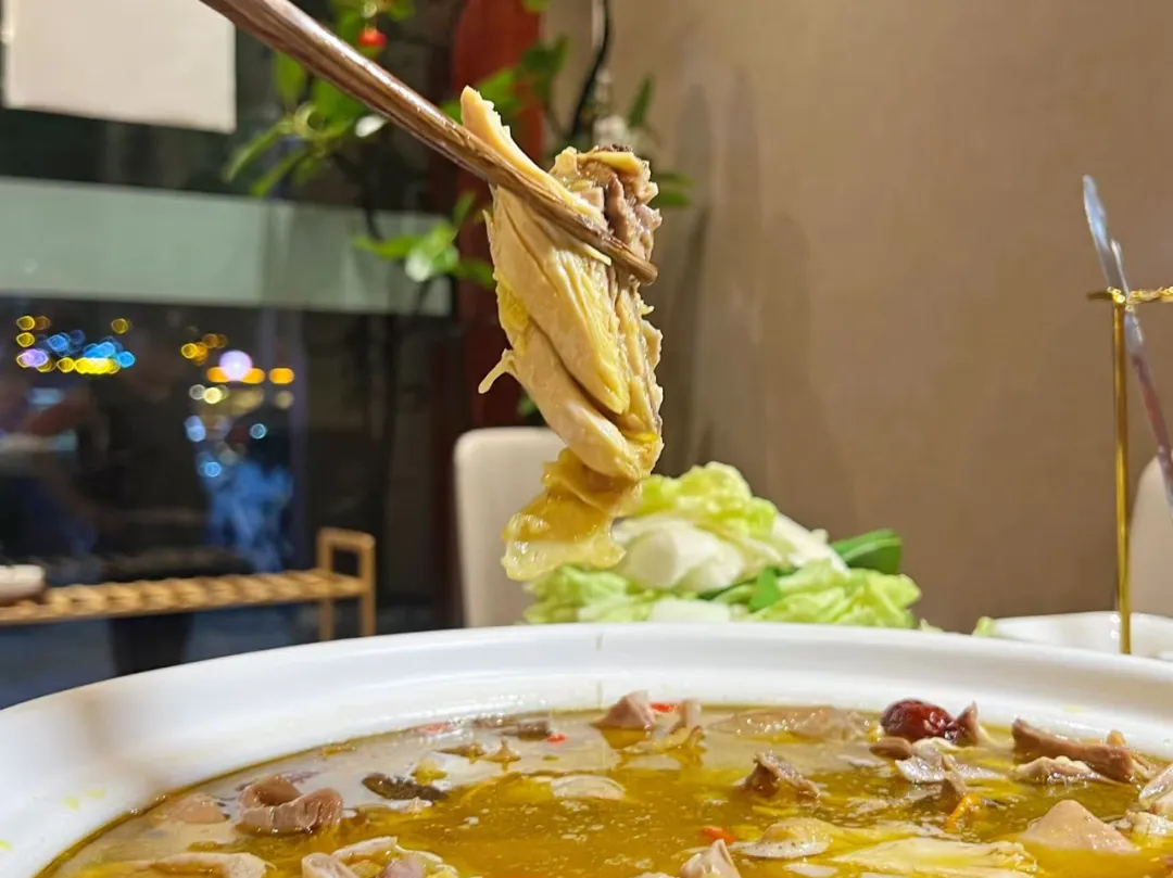 云南曲靖山珍鲜鸡火锅,原汁原味加配菜好吃极了,周末小聚享实惠!