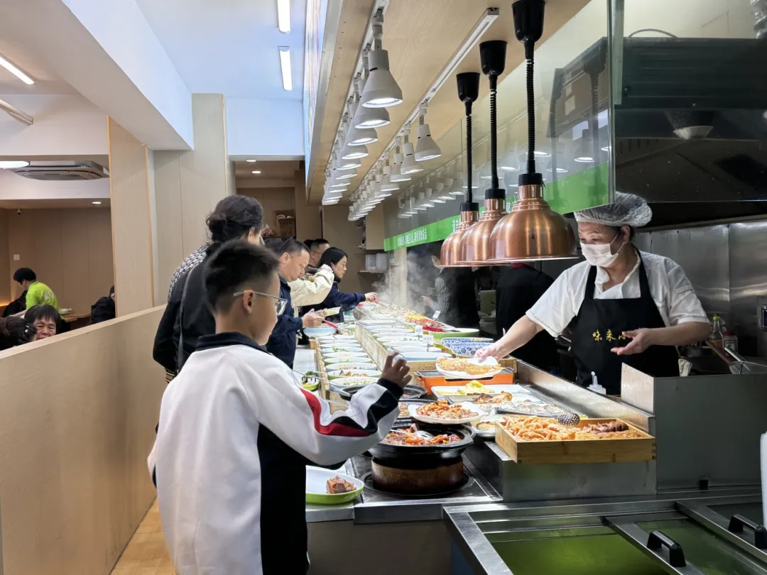 漳州快餐“现炒+自选称重”新模式，点亮民生餐桌