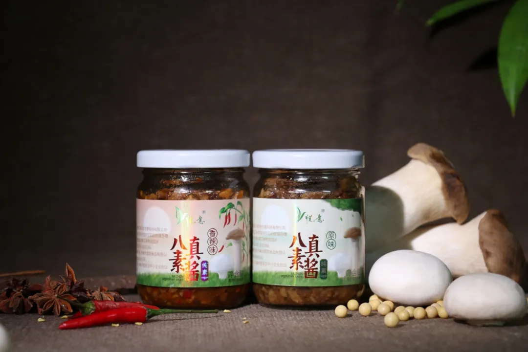 八真素酱源自八种地道好食材，油鲜爽脆，拌面佐餐好下饭