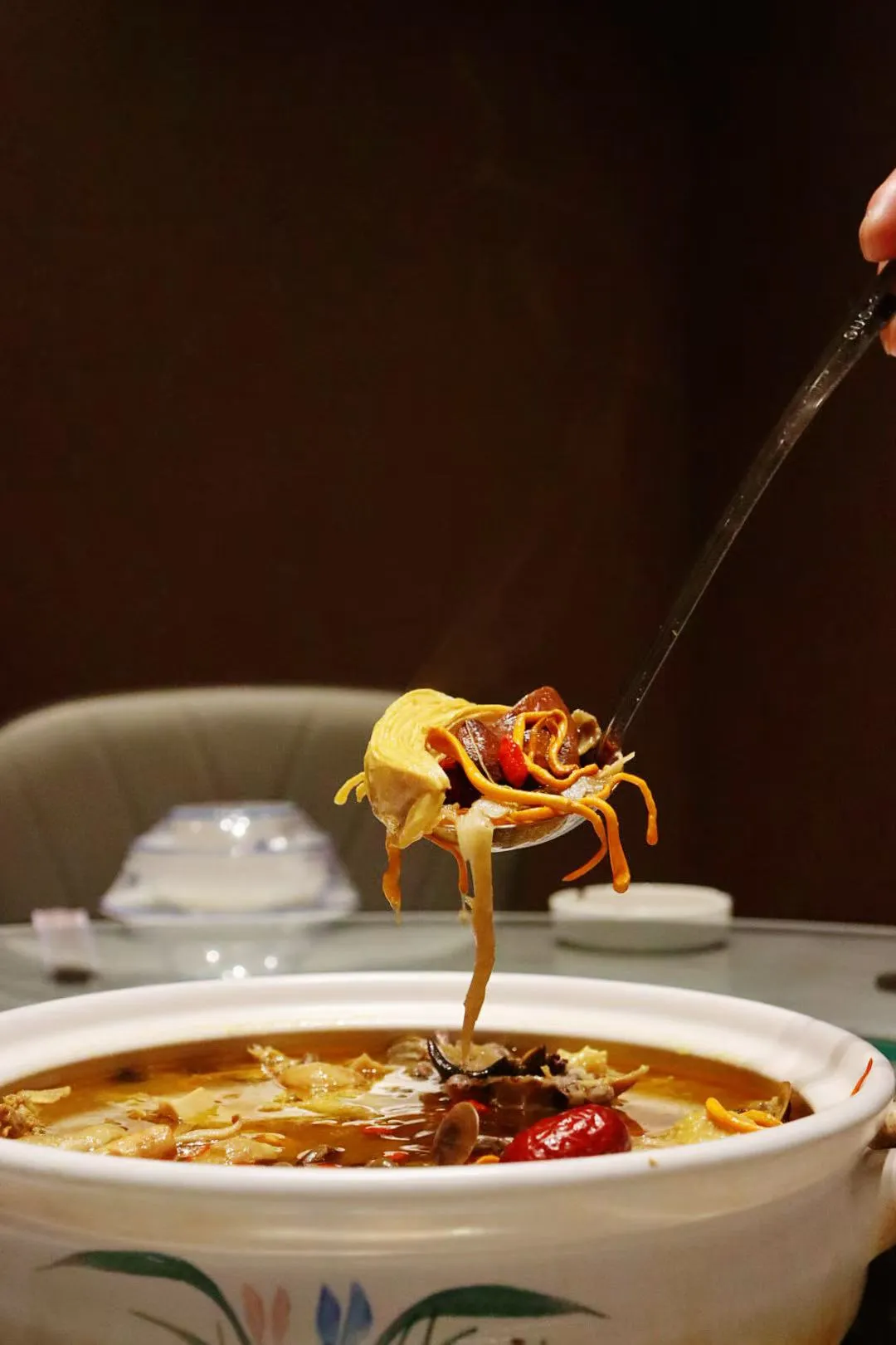 云南曲靖山珍鲜鸡火锅,原汁原味加配菜好吃极了,周末小聚享实惠!