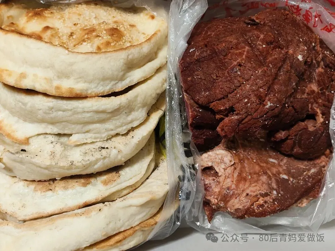老家的特色美食，烧饼夹牛肉，来自老父亲的投喂！