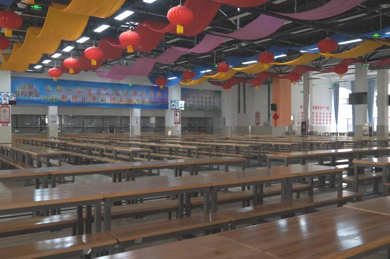 从鲜净食材到鲜香出锅，深泉食堂后厨守护师生舌尖幸福！