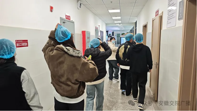 透明后厨·安心餐饮！学校食堂后厨开放日