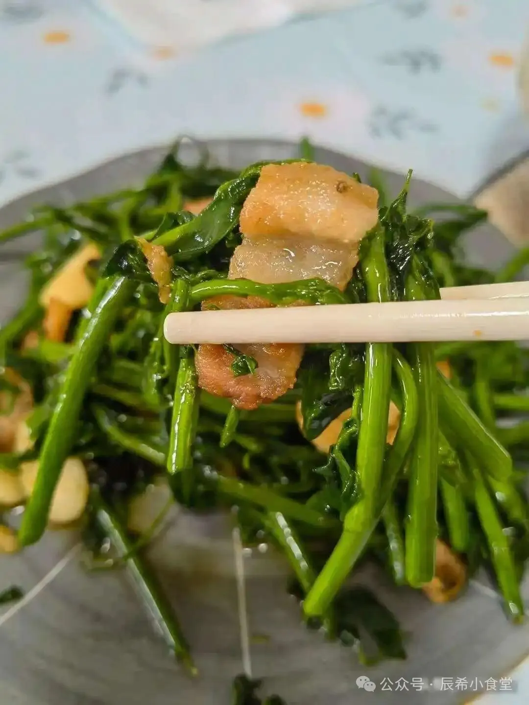 冬至厨房里的四道家常菜,平凡食材里的江湖规矩,谁在偷吃最后一口腊肉?