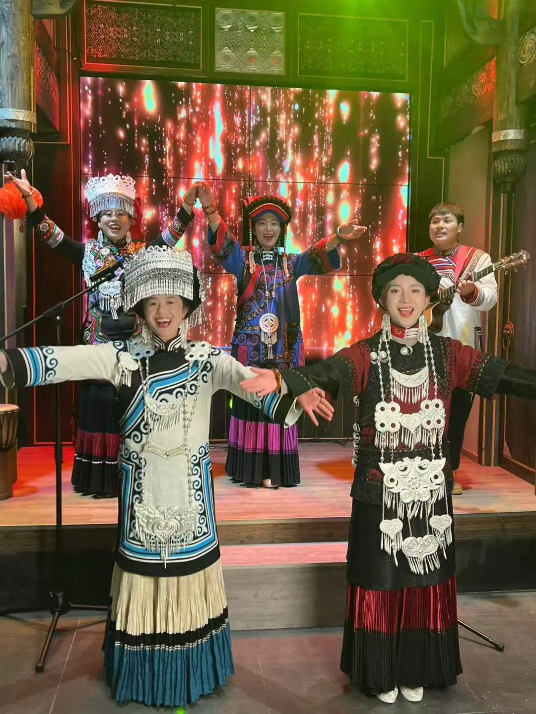来这家民族演艺餐厅，把吃饭变成餐饮文化体验