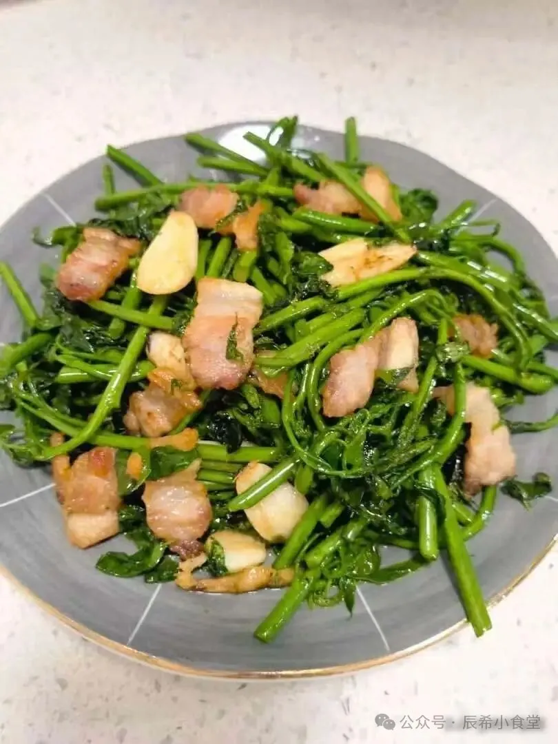 冬至厨房里的四道家常菜，平凡食材里的江湖规矩，谁在偷吃最后一口腊肉？