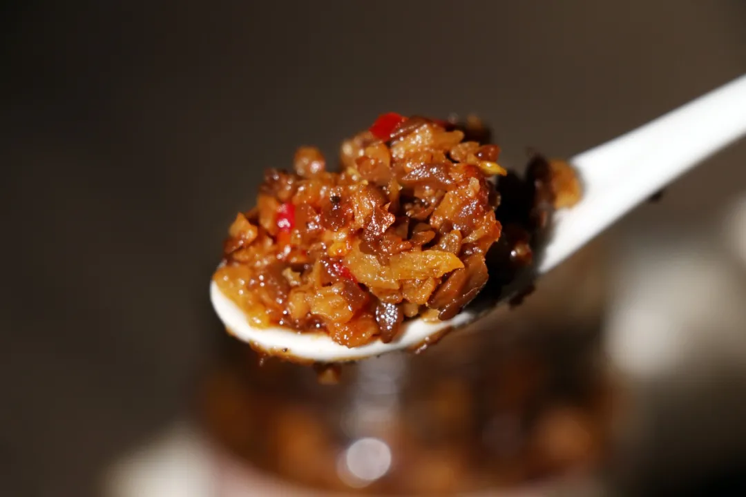 八真素酱源自八种地道好食材,油鲜爽脆,拌面佐餐好下饭