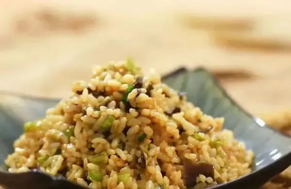 茄子炒饭，简单的食材简单做，没有鸡蛋也吃得香！