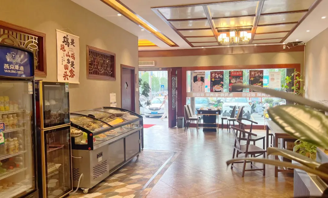 云南曲靖山珍鲜鸡火锅,原汁原味加配菜好吃极了,周末小聚享实惠!