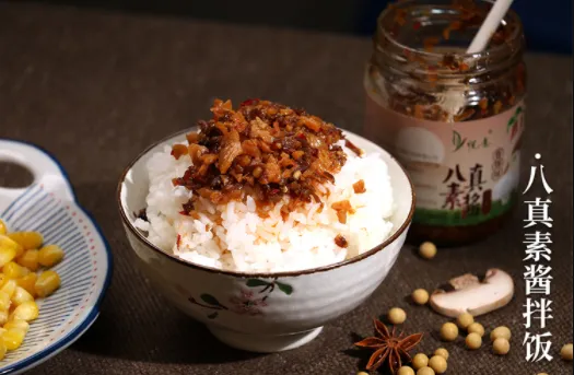 八真素酱源自八种地道好食材,油鲜爽脆,拌面佐餐好下饭