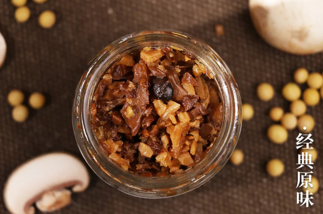 八真素酱源自八种地道好食材,油鲜爽脆,拌面佐餐好下饭