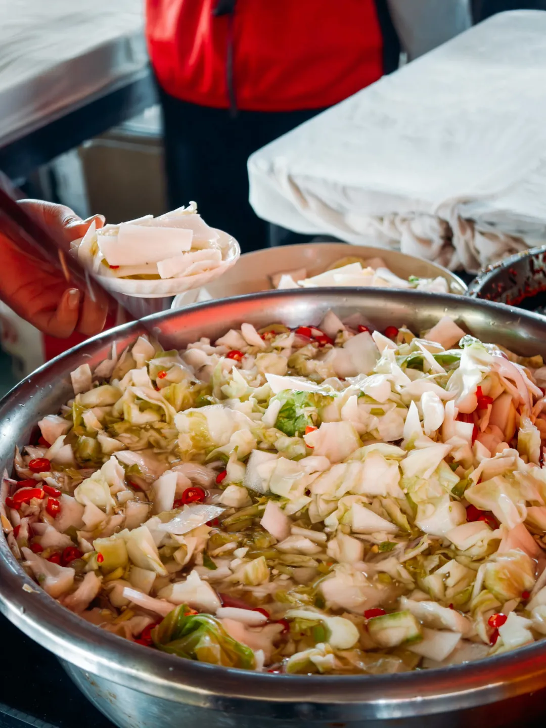 成都琉璃场忆乡缘土菜馆，当餐食客人均65岁+