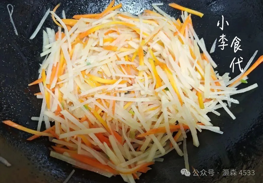 胡萝卜土豆丝,简单的食材做出自己喜欢的美食!