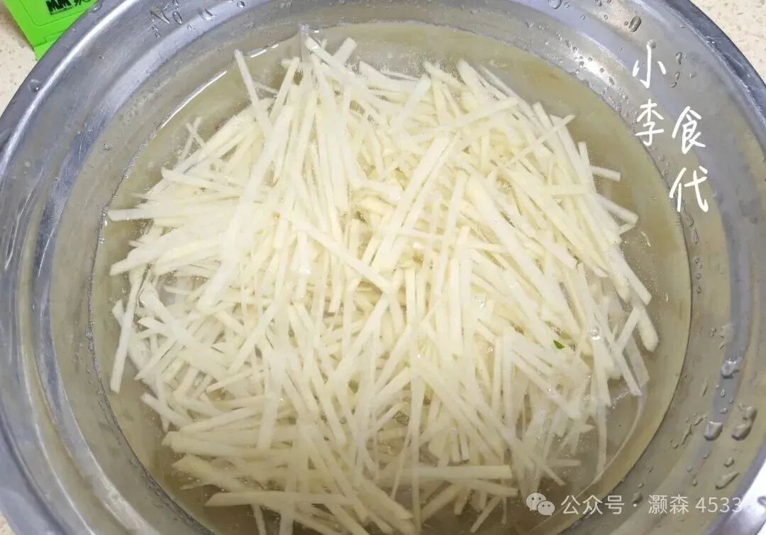 胡萝卜土豆丝,简单的食材做出自己喜欢的美食!