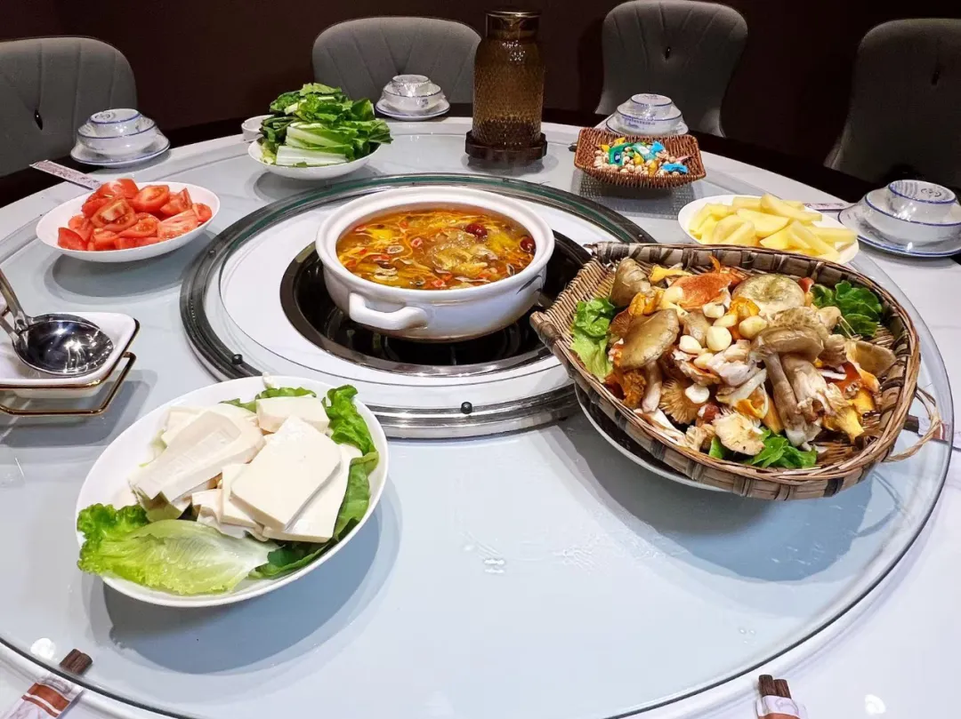 云南曲靖山珍鲜鸡火锅,原汁原味加配菜好吃极了,周末小聚享实惠!